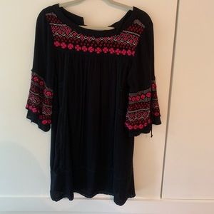 Womens dress w beautiful embroidery super detailed